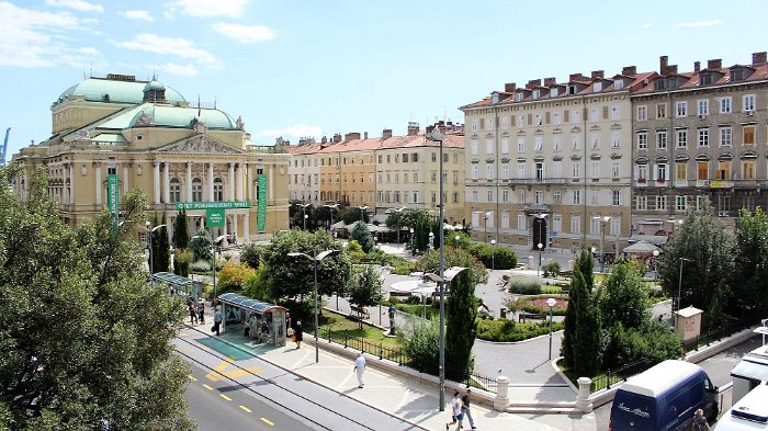 13.Výhled na Kazališni park a místní divadlo (Hrvatsko narodno kazalište Ivana pl. Zajca Rijeka)